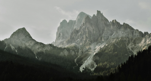 Tragedia in Montagna: Quattro Alpinisti Perdono la Vita nelle Alpi Italiane